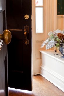 Пейка в малък коридор