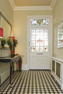 Конзолна маса в малък коридор