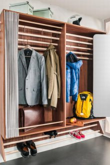 Трансформиращ се килер в малък коридор