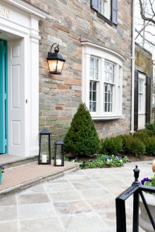 Декориране на верандата на къщата със свещи и растения