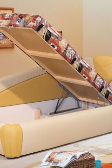 Utsmani katil dengan peralatan mengangkat