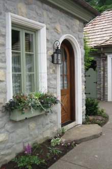 Декориране на верандата на къщата с цветя