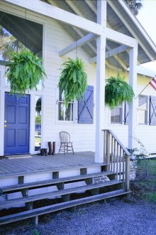 Дървена веранда в американски стил на частна къща