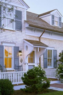 Красива веранда и фасада на малка къща