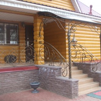 Красив парапет от ковано желязо на верандата на селска къща.