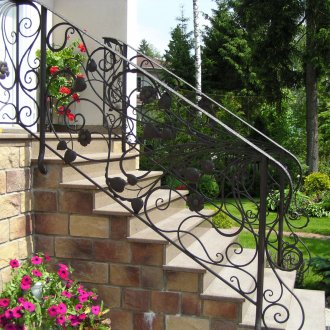 Красив парапет от ковано желязо с цветя.