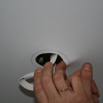 Mengepam air melalui bukaan untuk lekapan