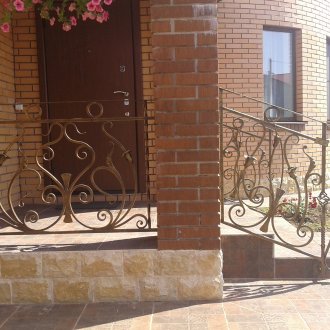 Интересен кован парапет