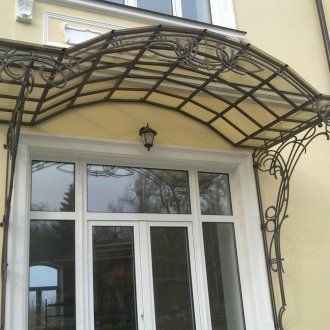 Козирка за веранда с елементи от ковано желязо