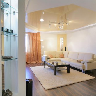 Таванът в Хрушчов с полилей