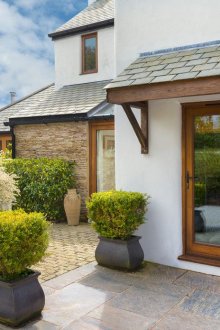 Красива козирка за веранда с плочка