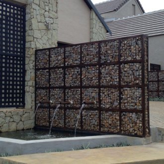 Габион ограда с фонтан