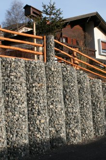 Полукръгла ограда от габион