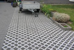 Concrete lawn grate