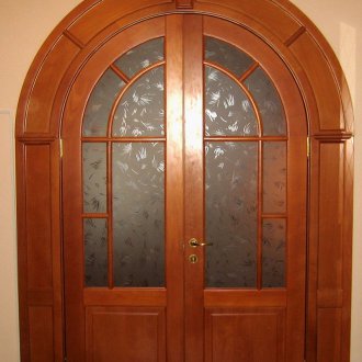 Дървена сводеста врата