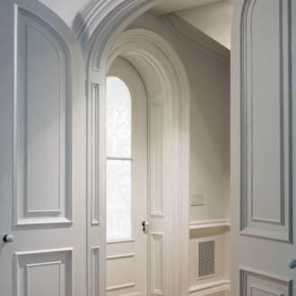 Аркирана панелна врата