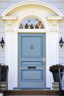 Аркова врата с резбовани ламарини