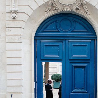 Аркирана синя врата