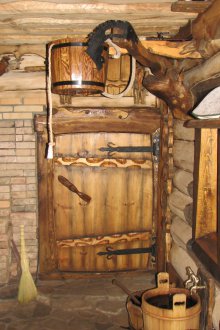 Малка врата за банята