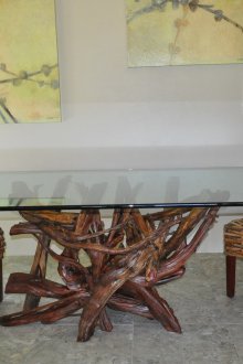 Маса, изработена от шноли в интериора