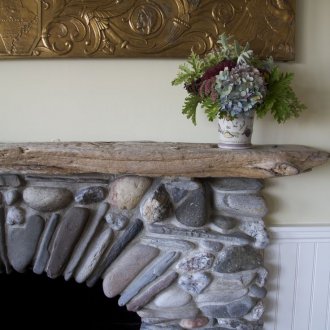 Стелаж, изработен от корча