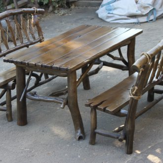 Градинско обзавеждане, изработено от корчове