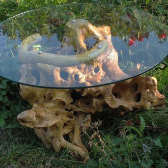 Закачана маса с кръгъл стъклен плот