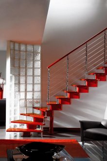 Червени маршируващи стълби във всекидневната