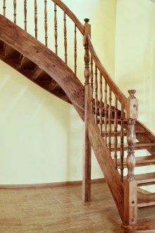 Въртящо се дървено стълбище