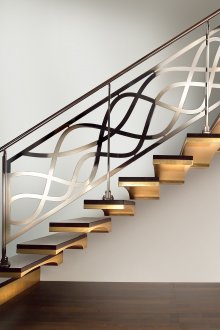 Болтова стълба с метален парапет