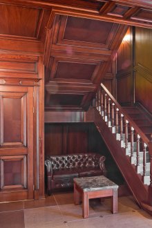 Класическо дървено стълбище