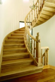 Леко дървено стълбище в класически стил