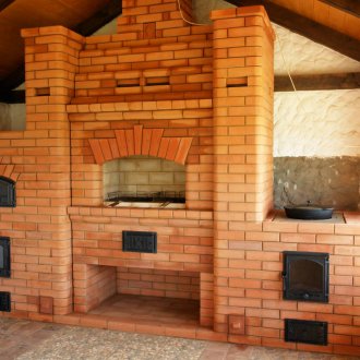 Brick oven with barbecue