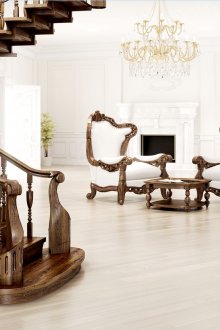 Тъмно дървено стълбище в класически интериор