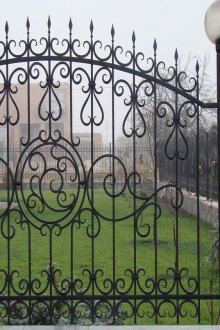 Кована ограда за пикет