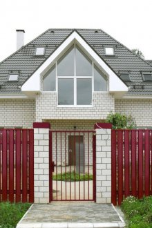 Червена ограда за пикет