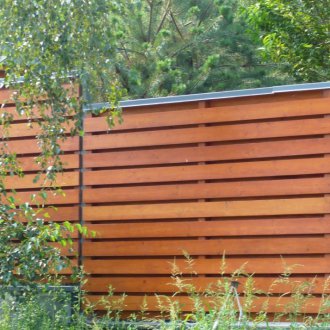 Ограда от хоризонтална ограда под дърво