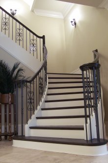 Стоманобетонно черно и бяло стълбище