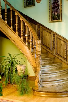 Красиво дървено стълбище