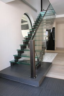 Стъклено стълбище пред прозореца