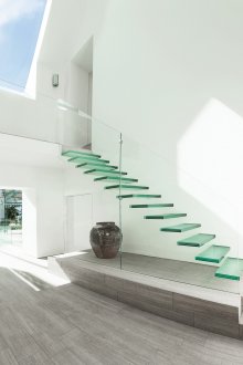 Минималистично стъклено стълбище