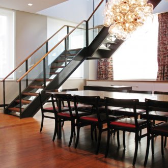 Метално стълбище с дървени елементи.