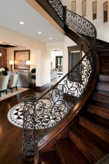 Въртяща се дървена стълба с парапет от ковано желязо