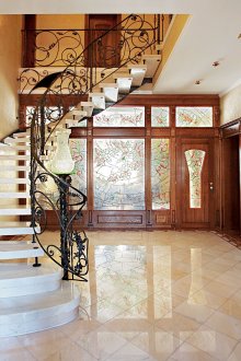 Каменно стълбище с парапети от ковано желязо