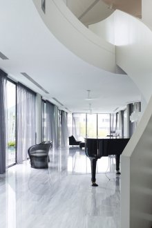 Стълбище с плътен бял парапет