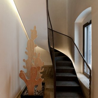 Черно метално стълбище с мрежест парапет