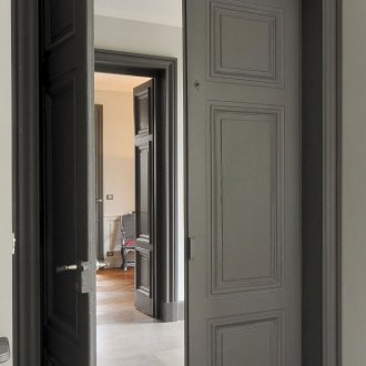 Сива двойна врата