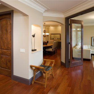 Сива тапицерия на вратата