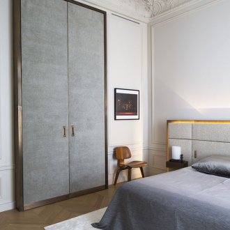 Сива врата на шкафа