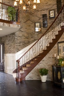 Стълбище на селска къща с килим